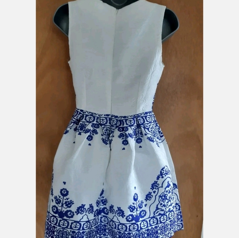 Gorgeous Patterned dress - Picture 4 of 7